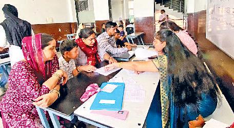 अभिभावकों को बच्चों की शैक्षिक रिपोर्ट बताई