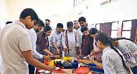 वेस्ट चीजों का प्रयोग करके बनाई सुंदर कलाकृतियां