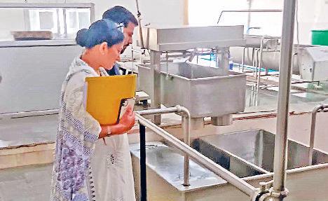 बालसमंद गांव के गणपति चिलिंग प्लांट पर सीएम फ्लाइंग का छापा, दूध के सैंपल एकत्र कर जांच के लिए लैब भेजा जाएगा
