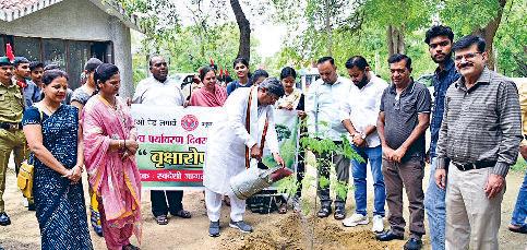 कोर्ट परिसर में विश्व पर्यावरण दिवस पर किया पौधरोपण