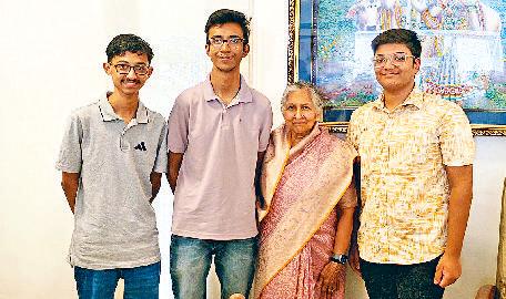 सावित्री जिंदल ने होनहार छात्रों को सराहा