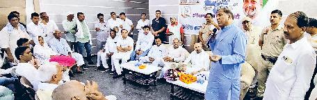 कार्यकर्ताओं और वरिष्ठ नेताओं के साथ निरंतर संवाद बनाए रखने पर दिया जोर