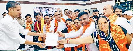 हिन्दू एकता वाहिनी ने डीसी को सौंपा ज्ञापन, चर्च, मस्जिद व कोर्ट में होने वाली शादी में माता-पिता की सहमति अनिवार्य होनी चाहिए