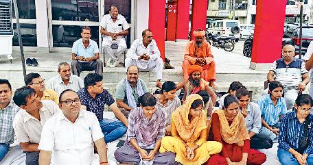 ठेका शिफ्ट करने का विरोध, ठेकेदारों पर वादाखिलाफी का आरोप, धरना फिर शुरू