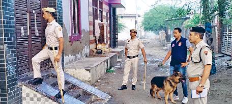 नशीले पदार्थों व तस्करों की गिरफ्तारी के लिए छापेमारी