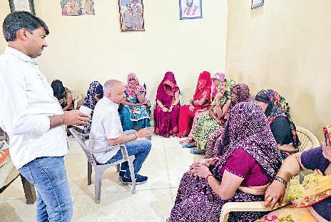 गांव सांवड़ में लंबे समय से बनी है पानी व बिजली किल्लत पेयजल किल्लत से परेशान महिलाएं विधायक के घर पहुंची