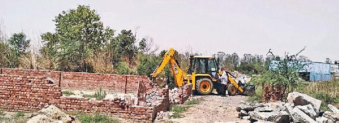 सिटी स्टेशन के पीछे तिगड़ाना रोड पर हटाए अवैध निर्माण