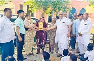 स्कूली बच्चों के साथ मनाया बेटी का जन्मदिन