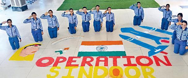 शहीदों के सम्मान में बनाई रंगोली