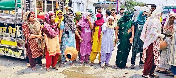 पेयजल की कमी से महिलाओं ने लगाया जाम, खाली मटके फोड़ कर जताया रोष