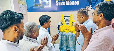 वीर सावरकर को किया नमन