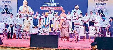 दादरी के योग प्रशिक्षकों को सीएम नायब सैनी ने किया सम्मानित