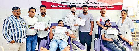 रक्तदान कर रक्तदाता बने 14 युवा