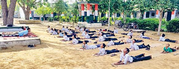 पीटीआई ने विद्यार्थियों को करवाए योगासन एवं क्रियाएं राजकीय स्कूल में छात्रों ने सीखे योग के गुर