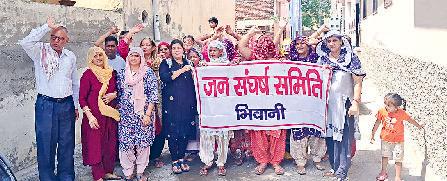 टूटी सड़कों, ओवरफ्लो सीवरेज और जलभराव से परेशान लोग