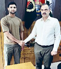 खिलाड़ी नमन तंवर का एसपी भिवानी ने किया स्वागत