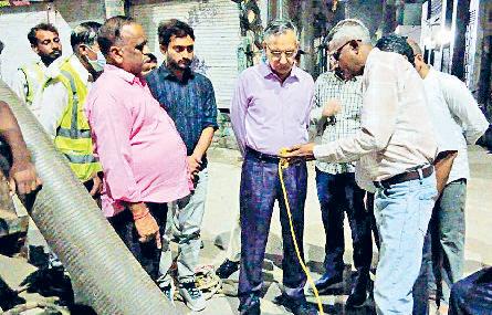 उपायुक्त ने रात को किया सीवर लाइन सफाई कार्य का निरीक्षण