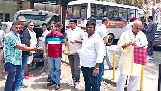 हलवे और चने का प्रसाद बांटा
