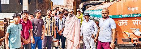 निर्जला एकादशी पर गोरक्षा दल ने शहर में गोवंश को सत्तू पिलाया