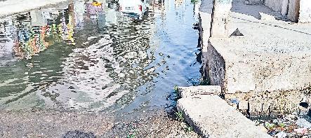 शहर के सीवरेज और नाले हुए चॉक बरसाती पानी की निकासी पर ब्रेक