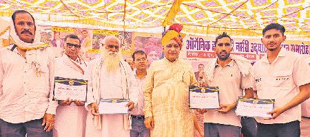 परंपरागत खेती छोड़ नई तकनीक अपनाएं किसान : रणबीर गंगवा