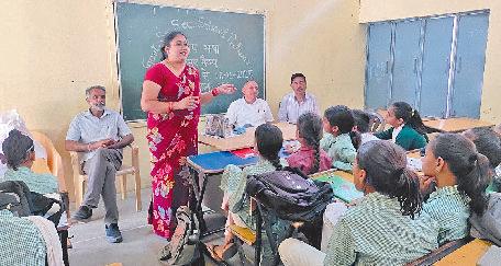 विद्यार्थियों को सिखाएं योग के गुर