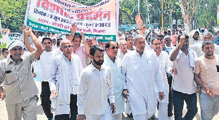 ओपीडी चालू करवाने व बीएड कॉलेज के मर्ज का फैसला रद करवाने की मांग चौ. बंसीलाल नागरिक अस्पताल बचाओ संघर्ष समिति ने प्रदर्शन कर सौंपा ज्ञापन