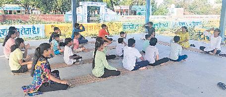 व्यायामशालाओं में करवाया योगाभ्यास