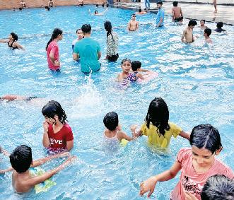 दा आकवुड स्कूल के साप्ताहिक समर कैंप का रंगारंग समापन, प्रतिभागियों को किया सम्मानित