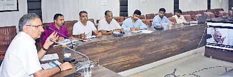 लंबित शिकायतें शीघ्र निपटाएंः डीसी