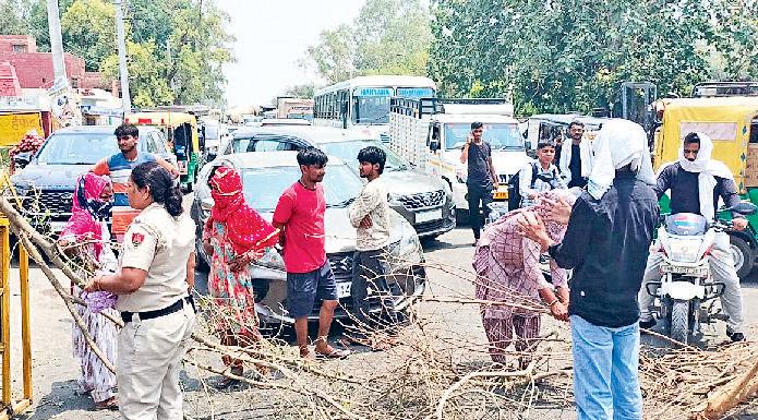 फ्रेंडस कॉलोनी की महिलाएं बिफरीं बिजली-पानी को लेकर लगाया जाम