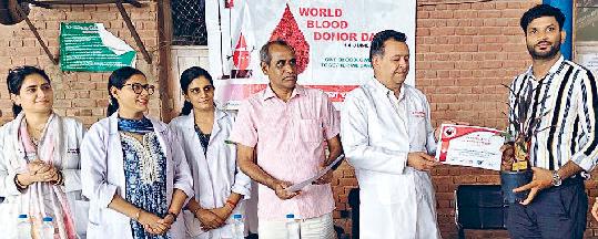 30 बार रक्तदान कर चुके मोहिन को सीएमओ ने किया सम्मानित