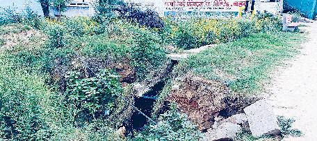 नाले का निर्माण नहीं होने से परेशानी