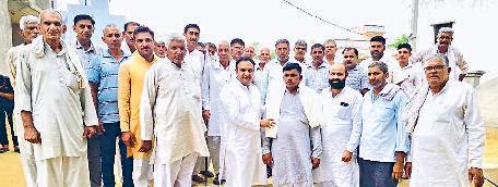 विधायक ने सरपंच को किया सम्मानित
