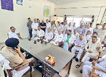 बिजली टॉवरों को लेकर एसकेएम व एडीएम के बीच हुई बैठक, पॉवर ग्रिड के अधिकारी नदारद