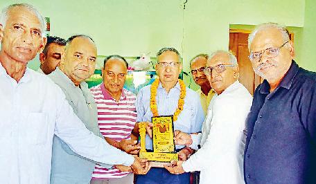डीसी की सेवानिवृत्ति पर सम्मान समारोह