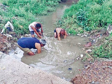 कर्मचारियों ने सफाई व्यवस्था की दुरुस्त