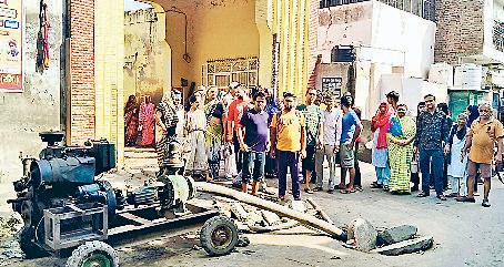 जनस्वास्थ्य विभाग ने गेट के सामने सीवर सफाई के लिए रखा जी का जंजाल बना दो साल से रखा जनरेटर