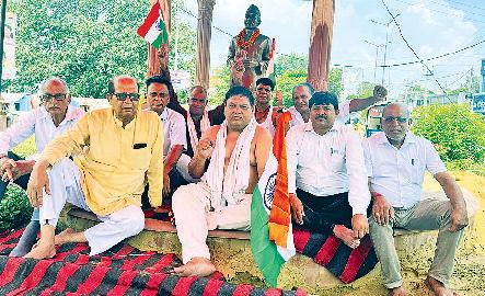 विभिन्न सामाजिक एवं व्यापारी संगठनों के प्रतिनिधियों ने किया प्रदर्शन और दिया धरना