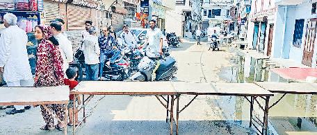 जलभराव से परेशान लोगों ने लगाया जाम