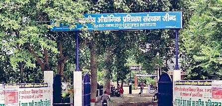 अमरीश पुरी का पोस्टर लगी ऑल्टो कार का काटा चालान