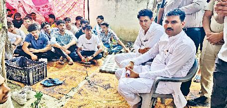 छात्रों के प्रदर्शन में पहुंचे विधायक