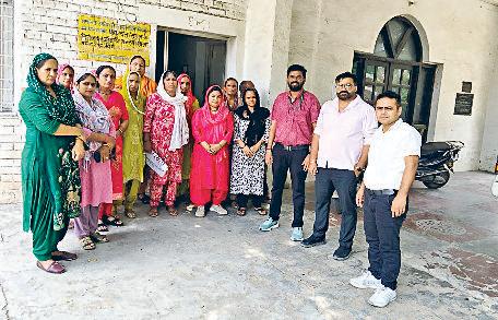 अशरफगढ़ में मनरेगा के तहत चल रहे तालाब खुदाई के कार्य का निरीक्षण जल संरक्षण प्रत्येक व्यक्ति की जिम्मेदारी