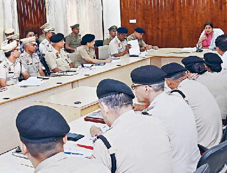 एसपी आस्था मोदी की अध्यक्षता में क्राइम मीटिंग का आयोजन क्राइम- करप्शन पर जीरो टॉलरेंस की नीति हर हाल में सुनिश्चित करें