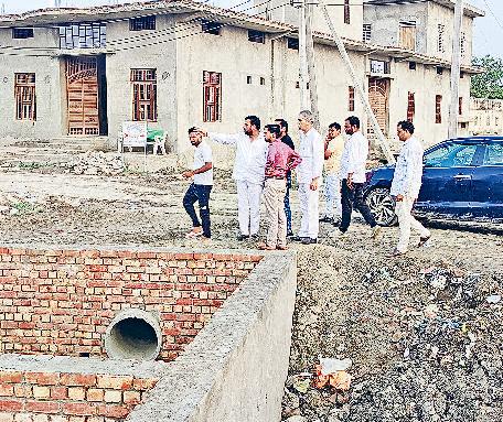 खानापूर्ति करते नजर आए अधिकारी तालाब सौंदर्याकरण में खामियां मिलने पर जांच के लिए पहुंचे नपा सचिव-चेयरमैन