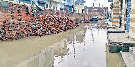 पानी की निकासी नहीं, लोग दुःखी