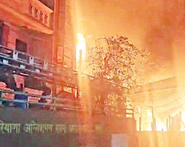 फर्नीचर शोरूम में लगी आग, घरों को भी नुकसान