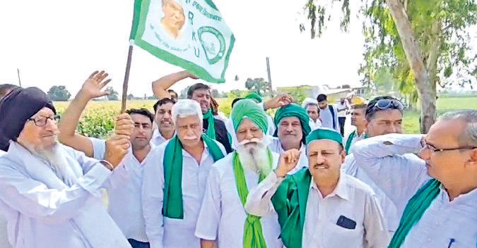 करनाल रिंग रोड पर रास्ते की मांग को लेकर आंदोलनरत हैं किसान सोहाना गांव में पुलिस बल और आंदोलित किसान आमने सामने