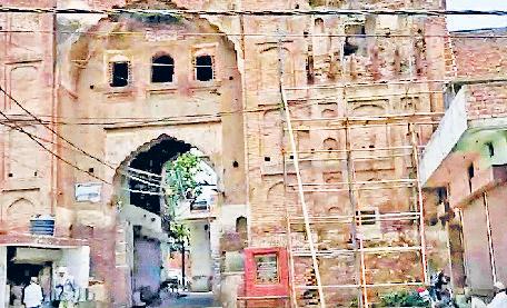 तरावड़ी : किले के सौंदर्गीकरण का कार्य उद्घाटन से पहले ही बंद