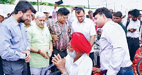 रेडक्रॉस भवन में जिला प्रशासन का उपकरण वितरण समारोह दिव्यांगों को दिए 68.29 लाख के सहायक यंत्र